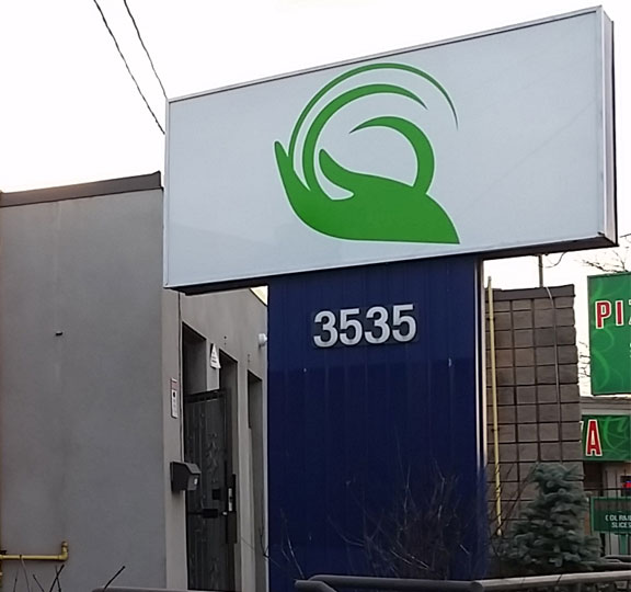 Single Tenant Pylon Signs